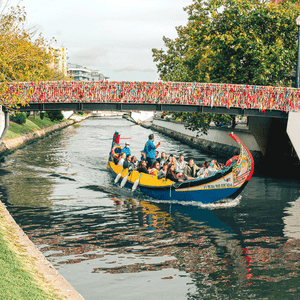Paseo en Barco Moliceiro en Aveiro y Degustación de Ovos Moles